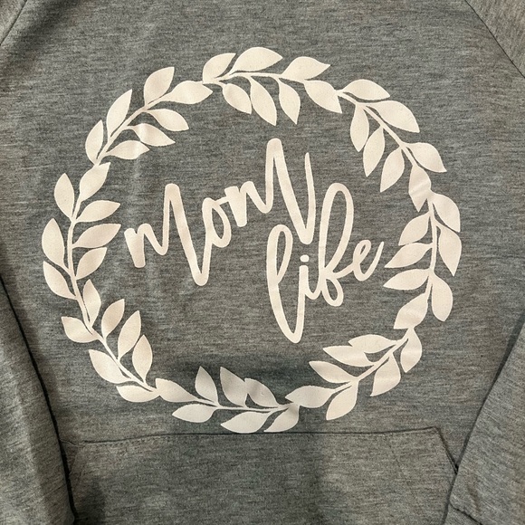VGUC “Mom Life” cropped sweatshirt sz XS/S - Picture 2 of 2